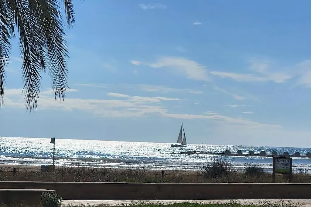 Nice Beachside 2-Bd Apt Near Barcelona Cunit